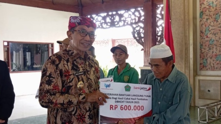 Salurkan BLT DBHCHT kepada Petani, Bupati Pamekasan Harap Bisa Tingkatkan Industri Rumahan