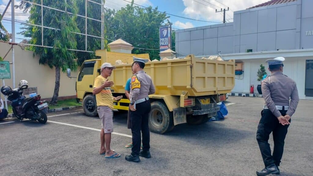 Truk Wajib Tutup Bak Muatan Pakai Terpal, Ngeyel Bisa Dipenjara 2 Bulan