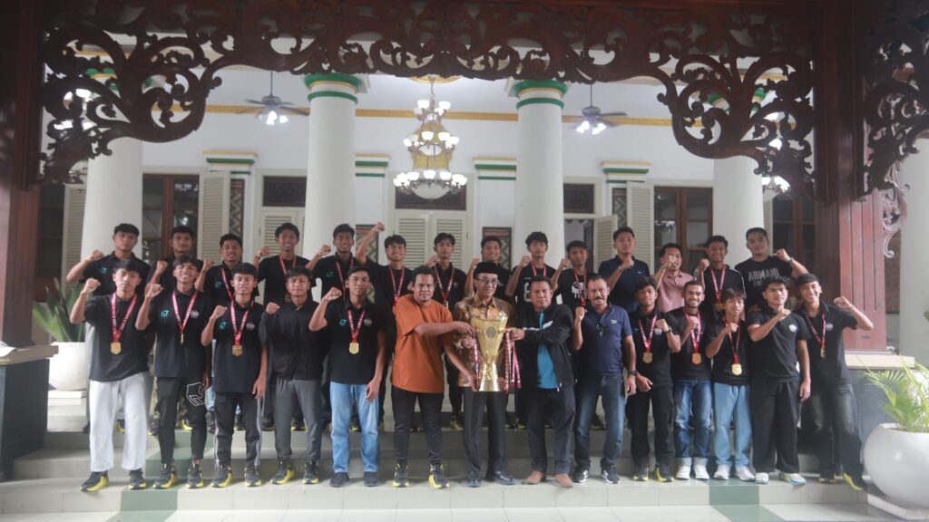 Sabet Juara Liga 4 Jatim, Laskar Ronggosukowati Persembahkan Trofi kepada Bupati