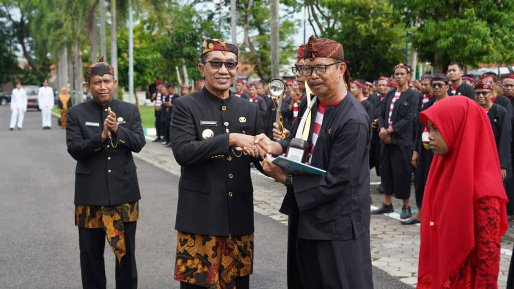 Upacara Hardiknas 2026, Bupati Pamekasan Minta Masyarakat Berperan Aktif Majukan Pendidikan